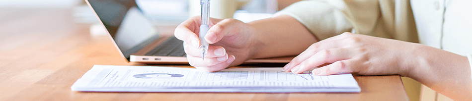 アンケートを書くお客様のイメージ