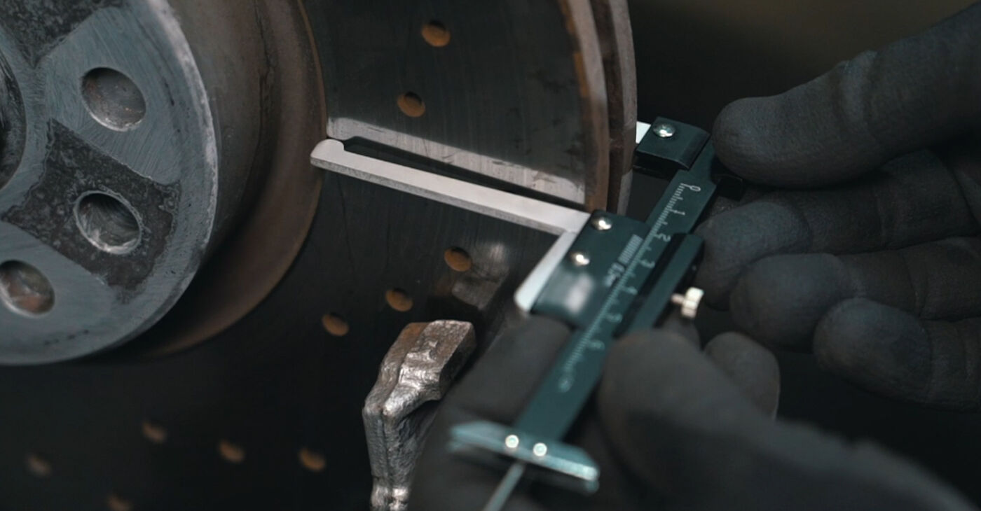 Wie schwer ist es, selbst zu reparieren: vorne (links und rechts) Bremszange Tausch - Downloaden Sie sich illustrierte Anleitungen