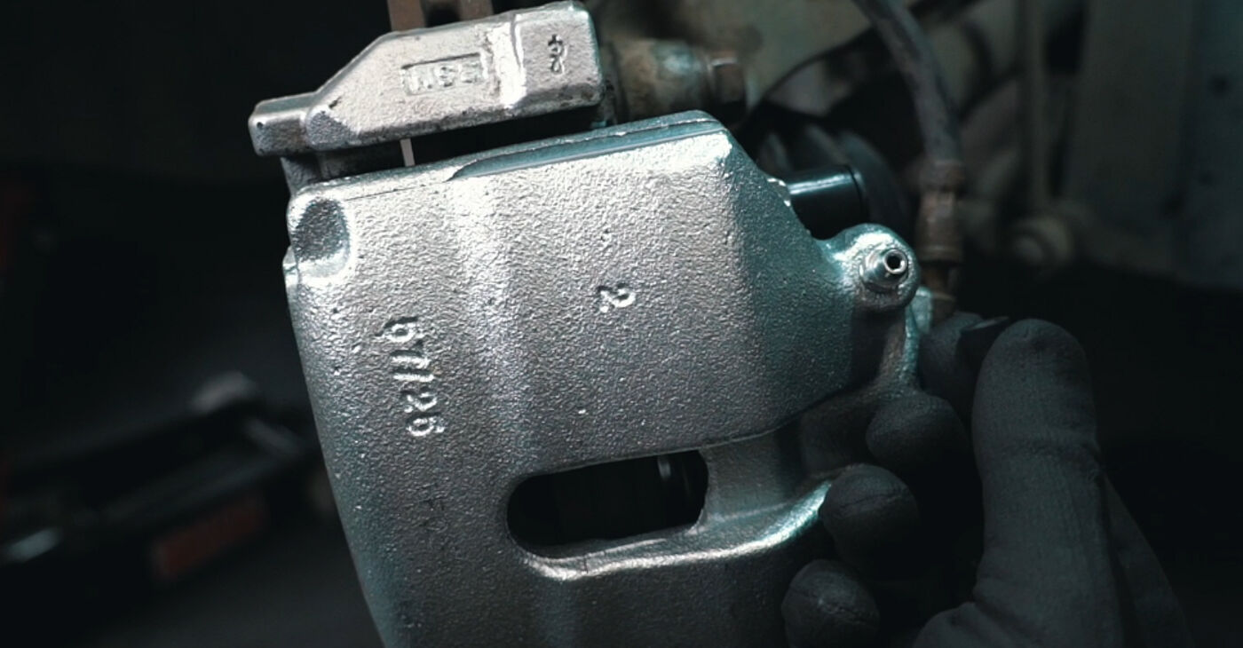 Wie schwer ist es, selbst zu reparieren: vorne (links und rechts) Bremszange Tausch - Downloaden Sie sich illustrierte Anleitungen