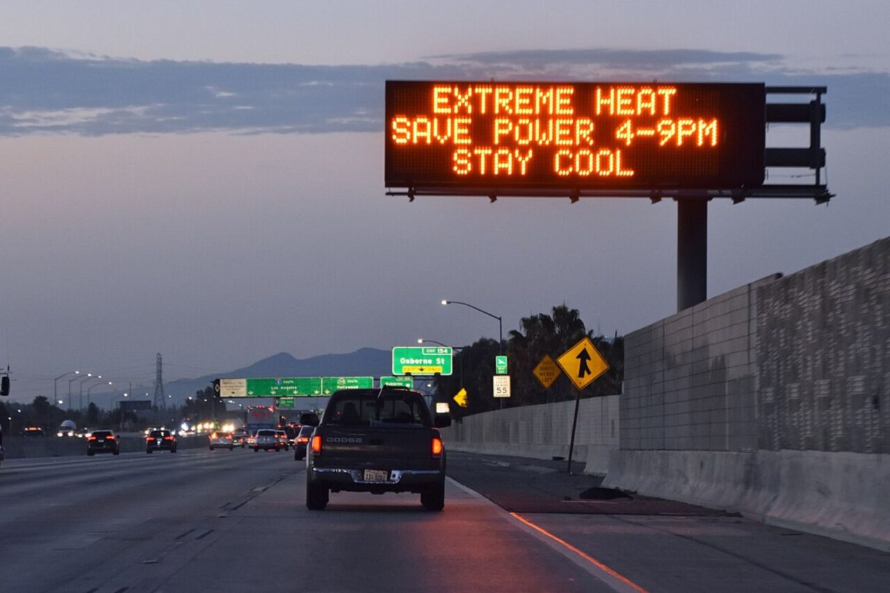 A road sign alerts drivers to extreme heat