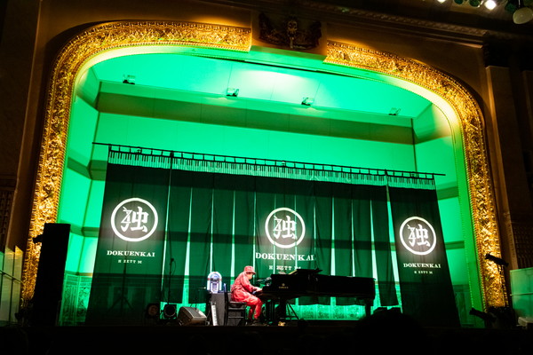 H ZETT M、ピアノ一台で聖夜を鮮やかに染め上げる―オフィシャルライブレポート