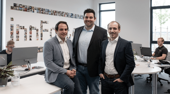 innFactoryGruenderImStellwerk18 Gründer der innFactory GmbH im Büro