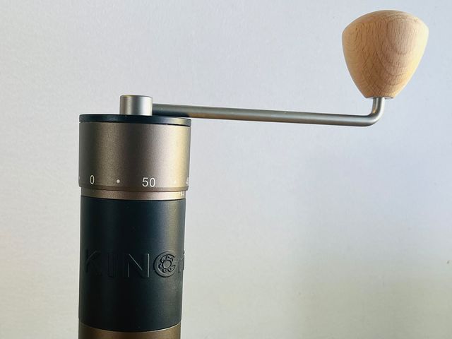 Kingrinder K5 a manual coffee grinder composed of a cylindrical container and a handheld crank