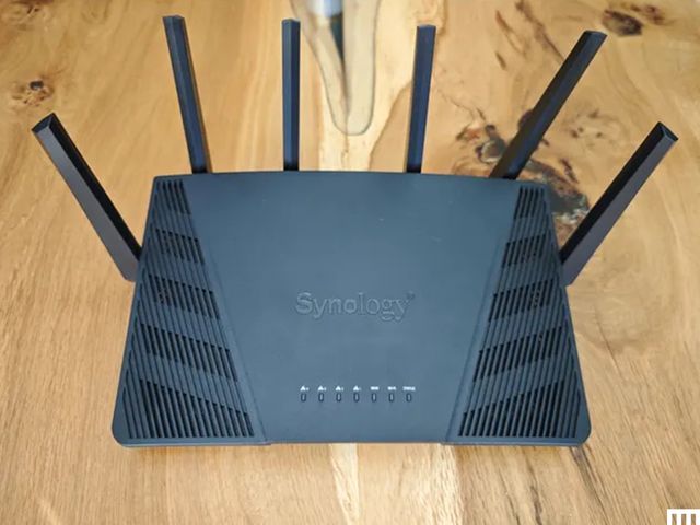 Black rectangular wif router device with 6 antennas sticking out along the edges
