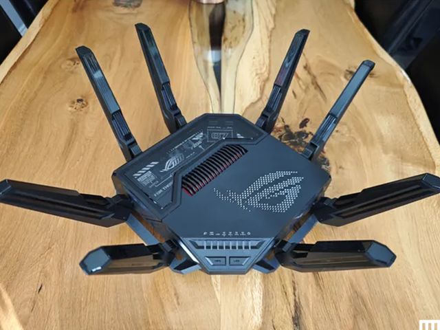 Square shaped black wifi router with 8 antennas sticking out along the sides