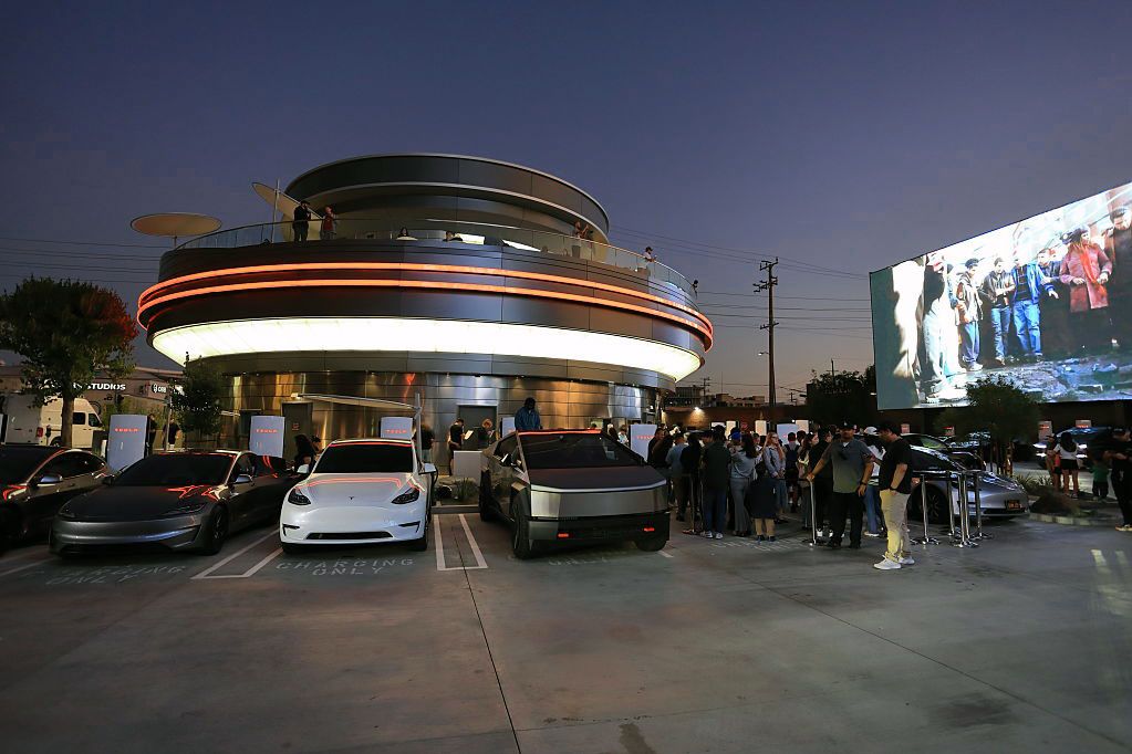 Searching for Humanity’s Last Hope&-and a Taste of the Future&-at the Tesla Diner