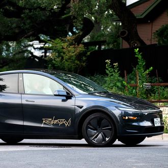 Tesla Readies a Taxi Service in San Francisco&-but Not With Robotaxis