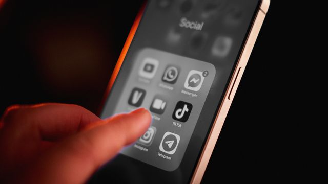 Diminish Distractions by Setting Your iPhone to Gray Scale When You're Home