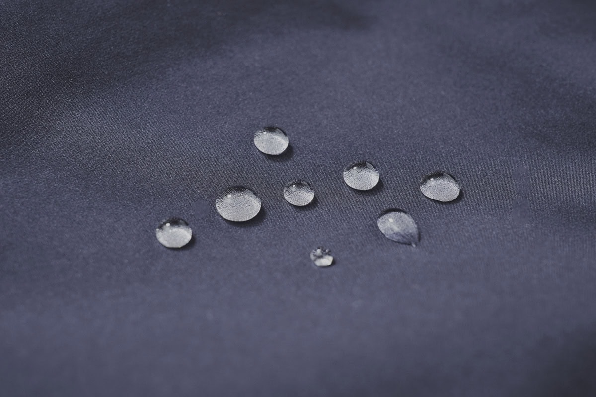 小雨程度の水を弾く撥水加工も