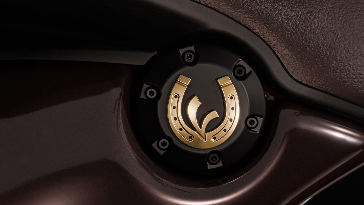 蹄鉄をモチーフとしたゴールドのエンブレムがシックなボディに映える