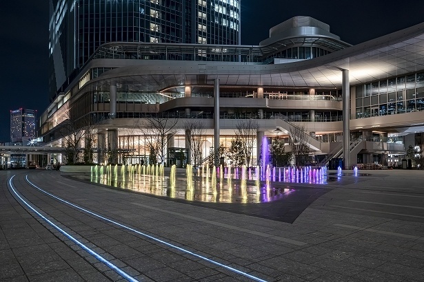 会場の噴水を連動させた立体的な空間表現も見られる