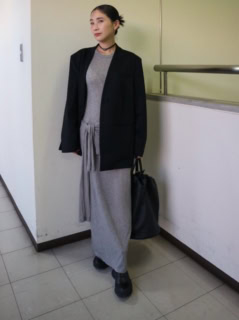 ディニュのジャケット、アンヌークのドレス、カーディガン、ジル サンダーのブーツ、ソロヴのチョーカー、アーバンボビーのバッグ