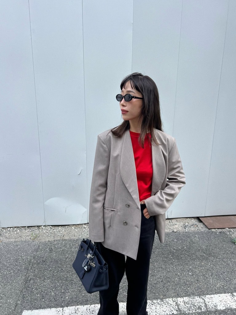 目を惹く赤のカットソーはメーアのもの。