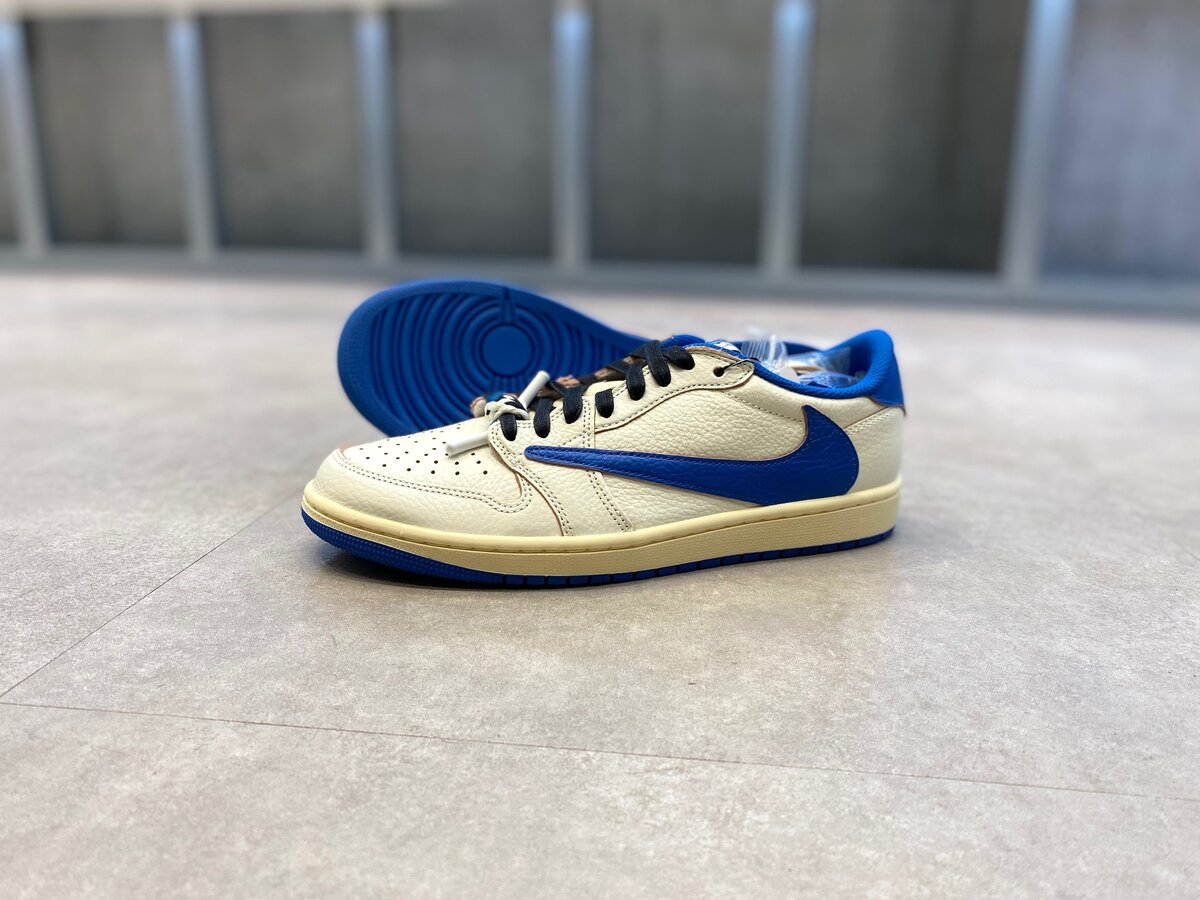 Travis Scott × fragment design × Nike(トラヴィススコット × フラグメントデザイン × ナイキ)のエアジョーダン1 ロー OG "セイル/ミリタリーブルー"