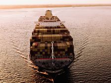 红海第一艘被击沉的船舶出现了!集装箱租金大涨超220%!