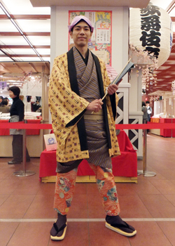 木挽町広場でお馴染みの“かわら版パフォーマー”、真太郎 かわら版パフォーマーがMOVIX亀有に登場