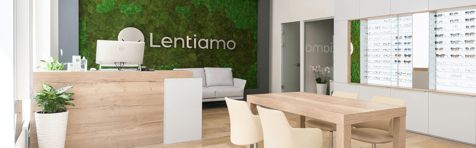 sodobna optika z vitrino za očala in zeleno steno iz mahu
